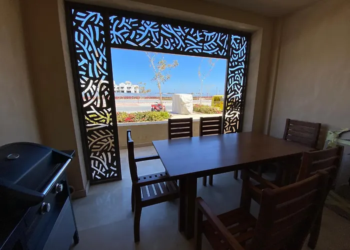 Modern Apartment With Great Pool & Beach Access