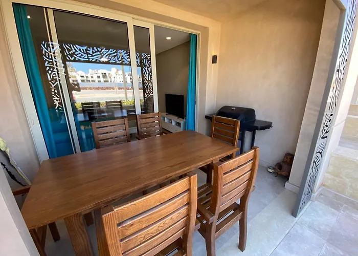 Modern Apartment With Great Pool & Beach Access