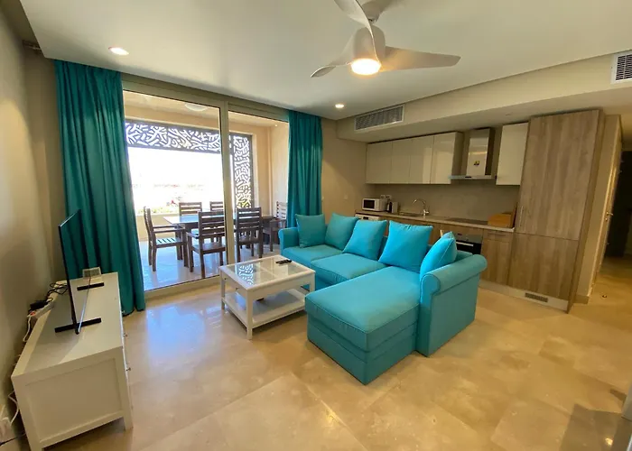 Modern Apartment With Great Pool & Beach Access